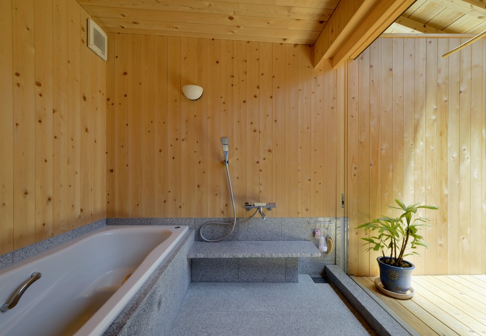 Asiatisk inredning av ett en-suite badrum, med ett platsbyggt badkar, en öppen dusch, grå kakel, beige väggar, grått golv och med dusch som är öppen