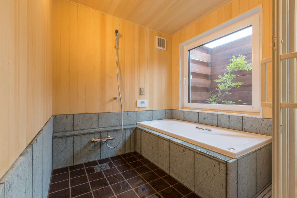 Mittelgroßes Asiatisches Badezimmer mit Eckbadewanne, grauen Fliesen, Marmorfliesen, beiger Wandfarbe, Korkboden und schwarzem Boden in Sonstige