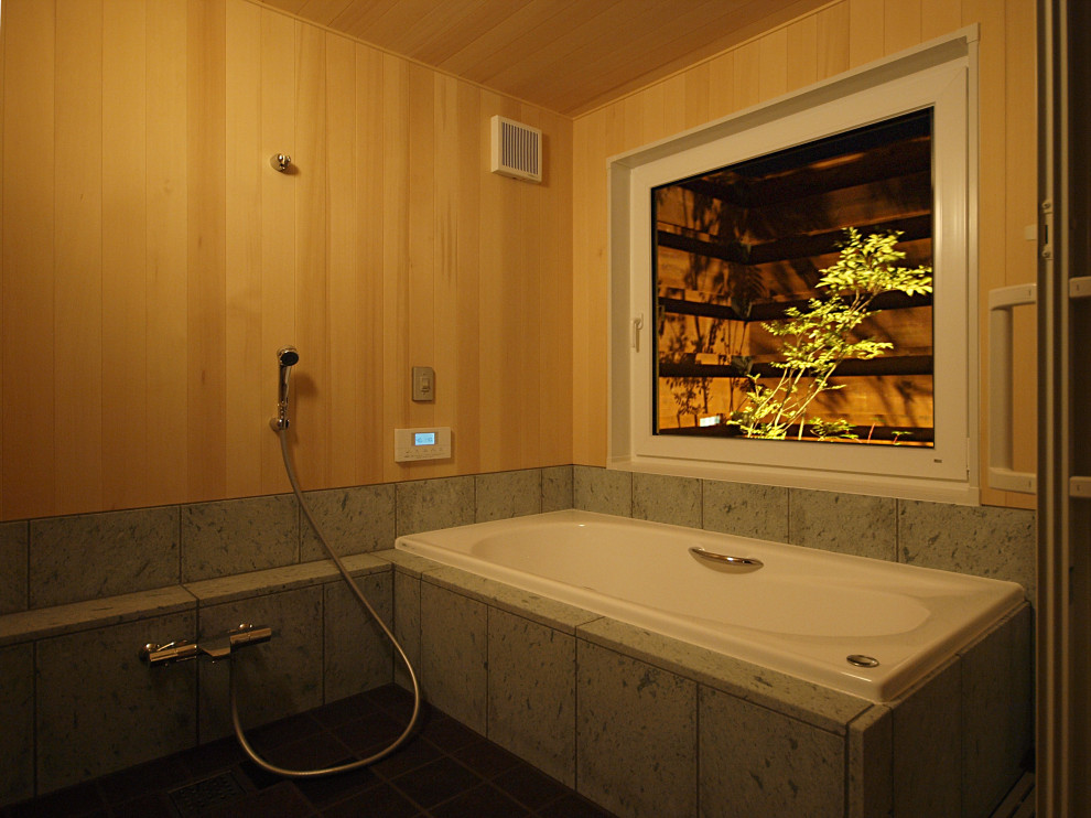 Источник вдохновения для домашнего уюта: ванная комната среднего размера в восточном стиле с угловой ванной, серой плиткой, мраморной плиткой, бежевыми стенами, пробковым полом и черным полом