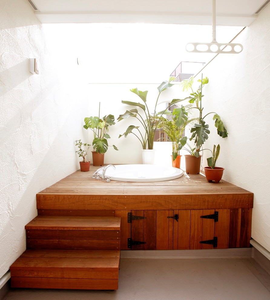 Design ideas for a world-inspired bathroom in Tokyo Suburbs.