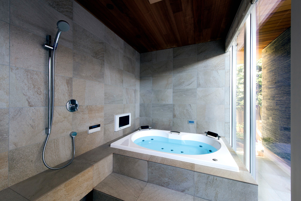Imagen de cuarto de baño con puerta corredera moderno con bañera esquinera, ducha abierta, paredes grises, suelo gris y ducha abierta