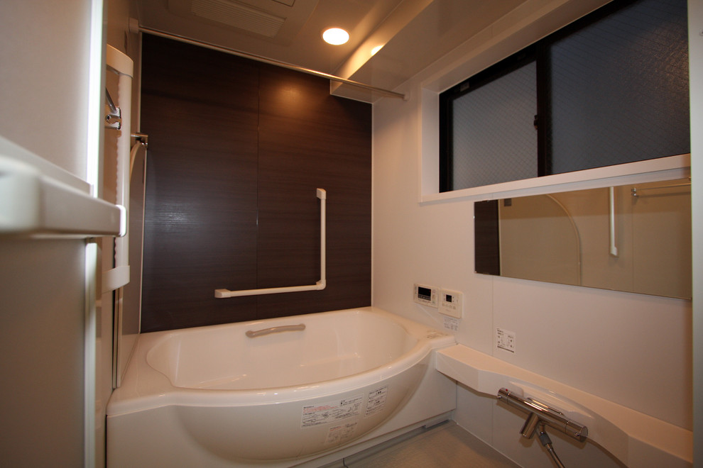 Immagine di una sauna moderna di medie dimensioni con vasca idromassaggio, vasca/doccia, pareti marroni e pavimento con piastrelle in ceramica