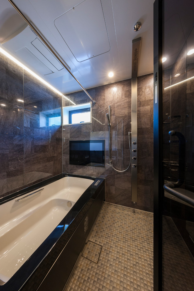 東京23区にあるモダンスタイルのおしゃれな浴室 (コーナー型浴槽、オープン型シャワー、グレーの壁、グレーの床) の写真