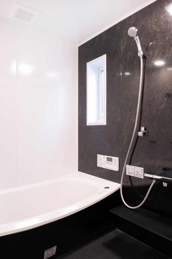 Idéer för små funkis vitt en-suite badrum, med möbel-liknande, bruna skåp, ett undermonterat badkar, våtrum, svart kakel, plywoodgolv, vitt golv och dusch med gångjärnsdörr