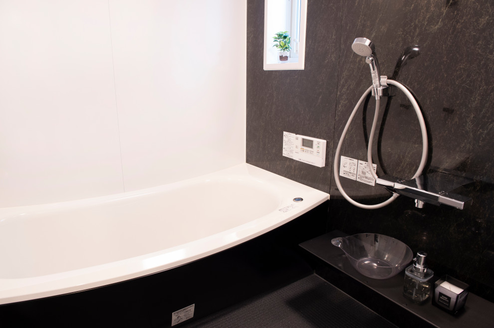 Exempel på ett litet modernt vit vitt en-suite badrum, med möbel-liknande, bruna skåp, ett undermonterat badkar, våtrum, svart kakel, plywoodgolv, vitt golv och dusch med gångjärnsdörr
