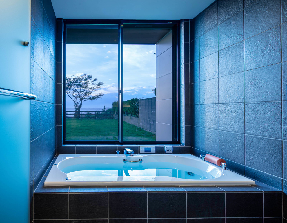 Großes Modernes Badezimmer mit Einbaubadewanne, grauen Fliesen, Keramikfliesen, Keramikboden und grauem Boden in Sonstige