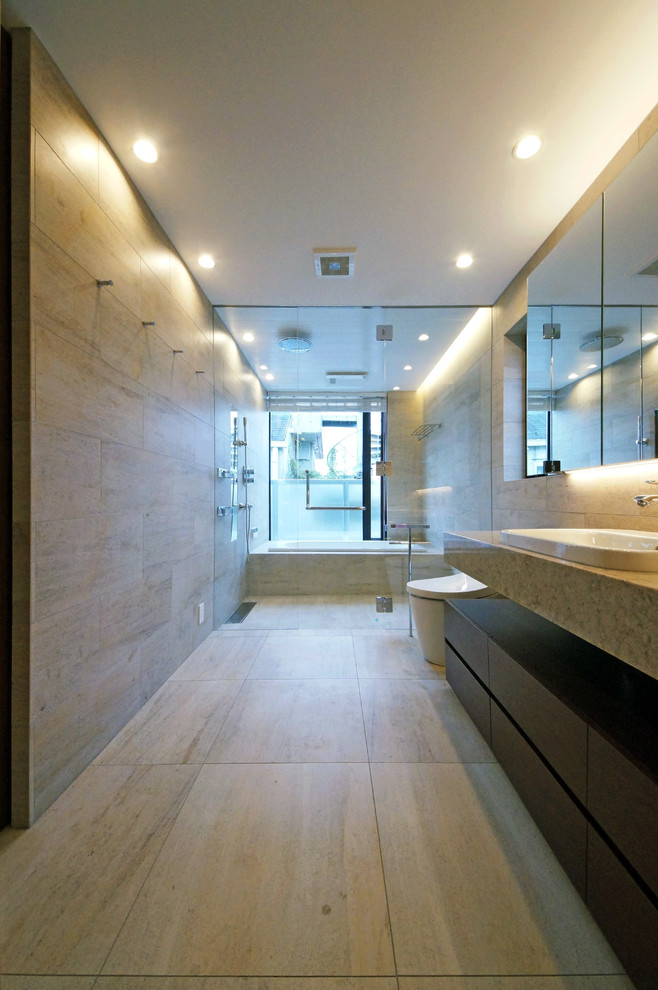 This is an example of a modern bathroom in Tokyo.