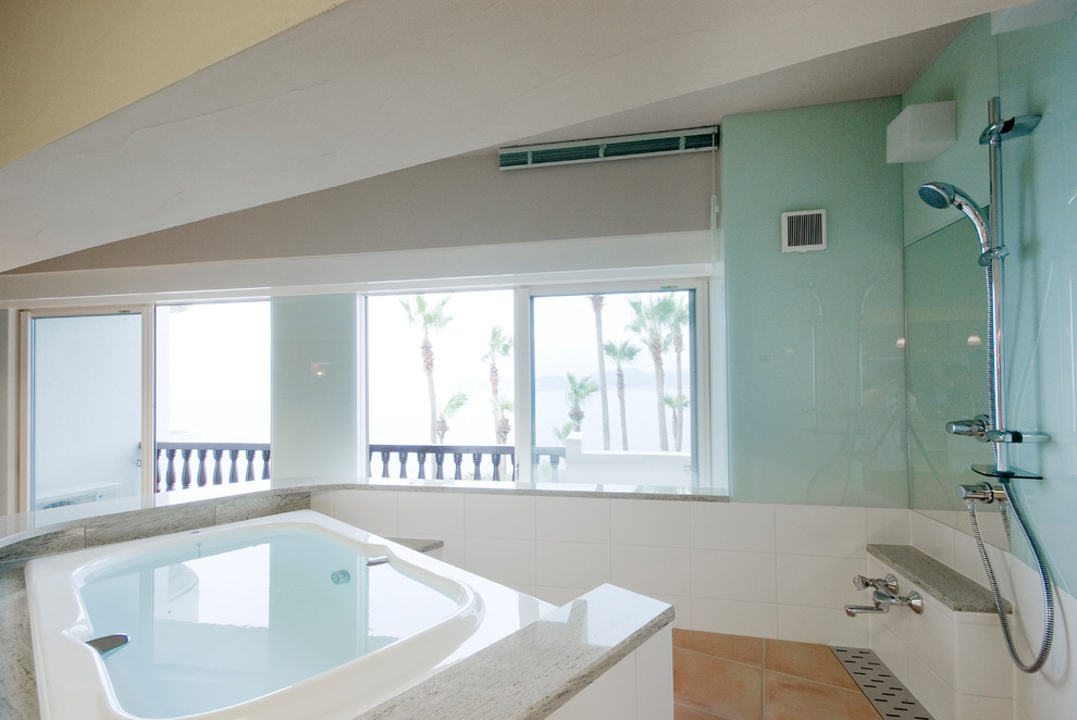 Пример оригинального дизайна: ванная комната в средиземноморском стиле с синими стенами, полом из травертина и оранжевым полом