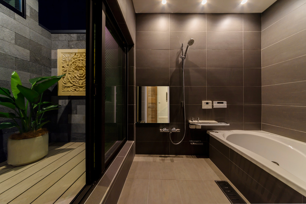 Asiatisches Badezimmer mit Eckbadewanne, offener Dusche, grauer Wandfarbe, grauem Boden und offener Dusche in Tokio