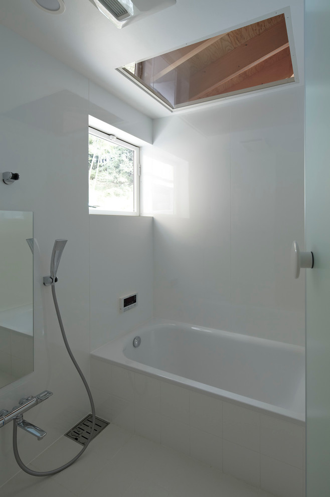 Источник вдохновения для домашнего уюта: главная ванная комната: освещение в стиле модернизм с ванной в нише, белой плиткой, белыми стенами, полом из керамической плитки, белым полом, душем с распашными дверями и балками на потолке