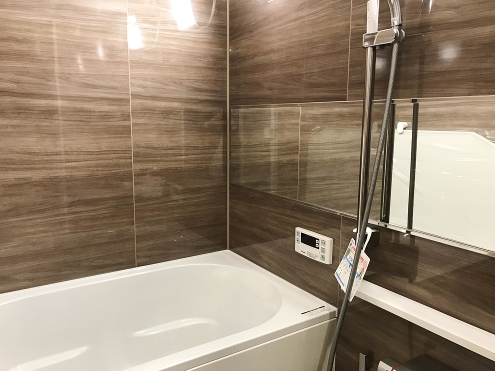 Imagen de cuarto de baño principal de tamaño medio con paredes marrones y encimera de ónix