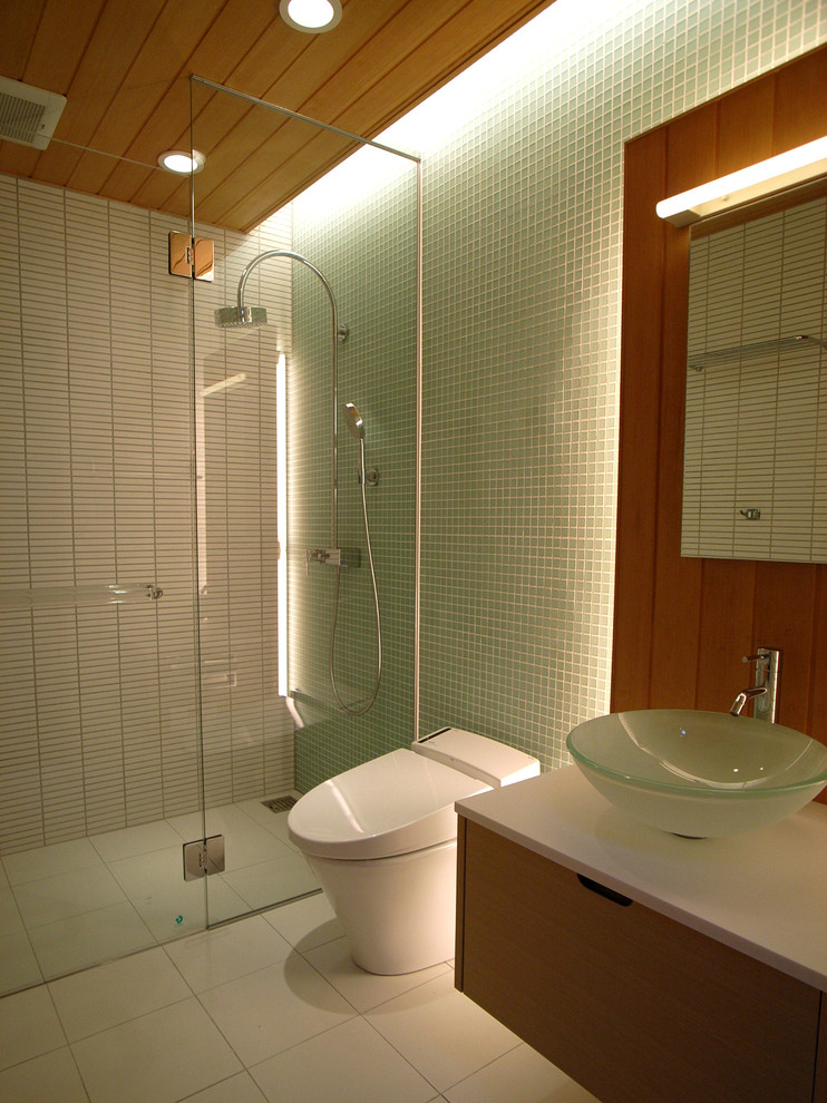 Idéer för mellanstora funkis vitt badrum med dusch, med en dubbeldusch, en toalettstol med hel cisternkåpa, vit kakel, glaskakel, vita väggar, klinkergolv i porslin, ett fristående handfat, bänkskiva i glas och vitt golv