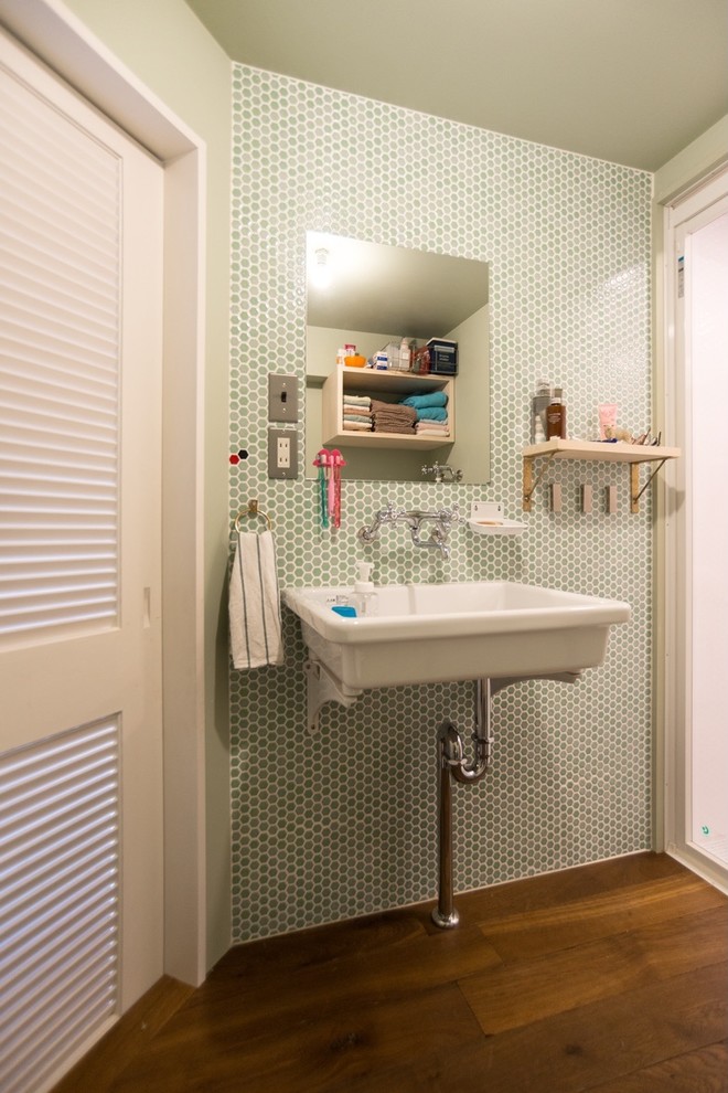 他の地域にある小さなコンテンポラリースタイルのおしゃれな浴室 (緑のタイル、緑の壁、無垢フローリング、コンソール型シンク、茶色い床) の写真