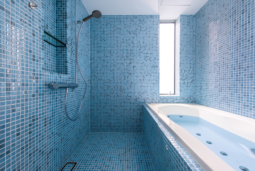 Idéer för att renovera ett medelhavsstil badrum, med blå kakel, porslinskakel, blå väggar, klinkergolv i porslin och blått golv
