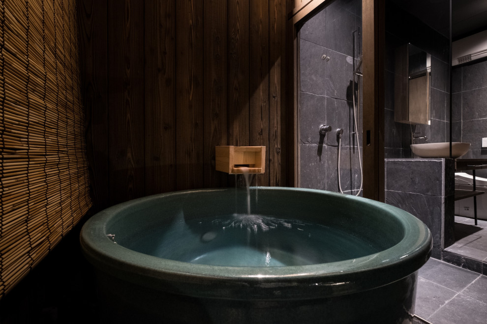 京都にある和風のおしゃれな浴室の写真