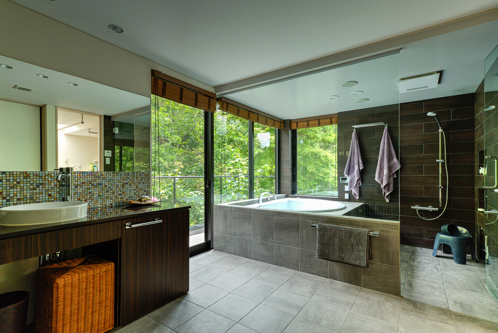 Идея дизайна: главная ванная комната в современном стиле с плоскими фасадами, темными деревянными фасадами, гидромассажной ванной, душевой комнатой, разноцветной плиткой, плиткой мозаикой, белыми стенами, настольной раковиной и открытым душем