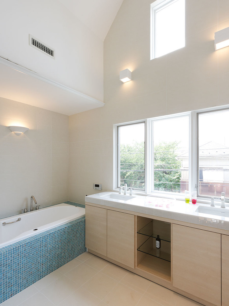 東京23区にあるアジアンスタイルのおしゃれな浴室 (白い壁、白い床) の写真