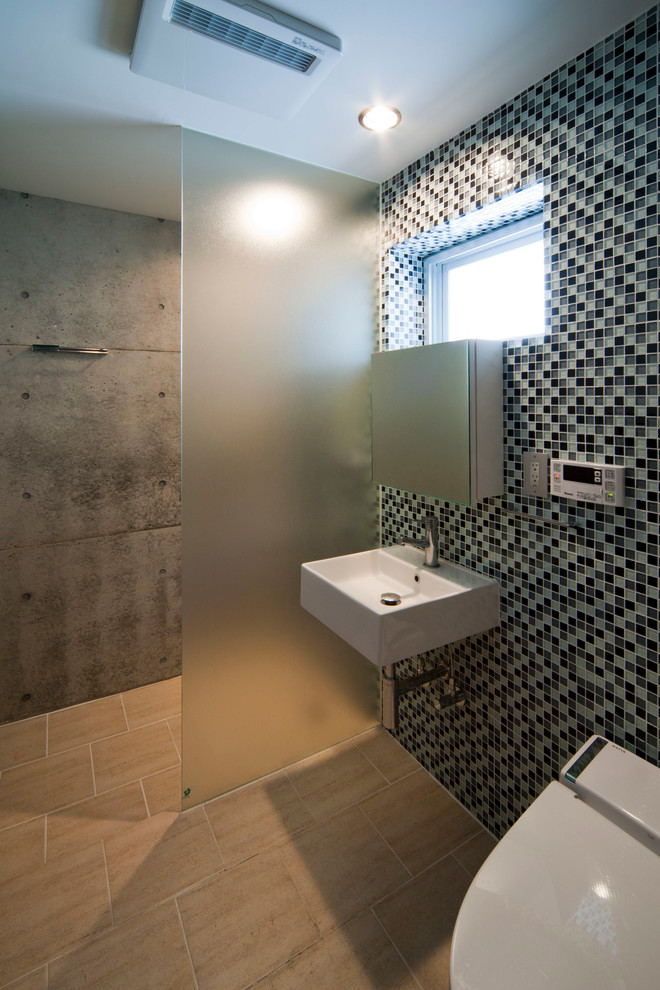 他の地域にあるインダストリアルスタイルのおしゃれな浴室 (マルチカラーの壁、壁付け型シンク、淡色無垢フローリング) の写真