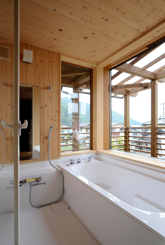 他の地域にある和風のおしゃれなマスターバスルーム (アルコーブ型浴槽、シャワー付き浴槽	、茶色い壁) の写真