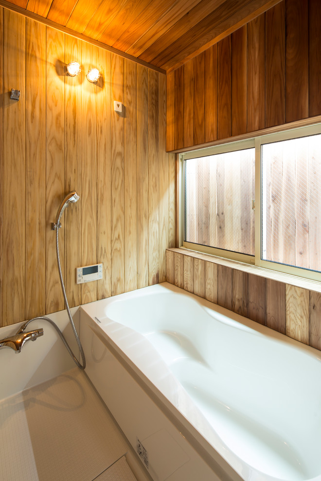 Imagen de cuarto de baño asiático con bañera esquinera, ducha abierta, paredes marrones, suelo blanco y ducha abierta