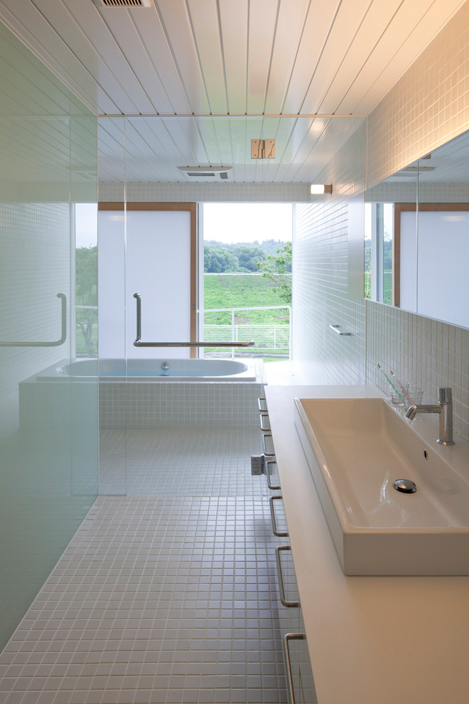 他の地域にあるモダンスタイルのおしゃれな浴室 (白いタイル、白い壁、セラミックタイルの床、白い床) の写真