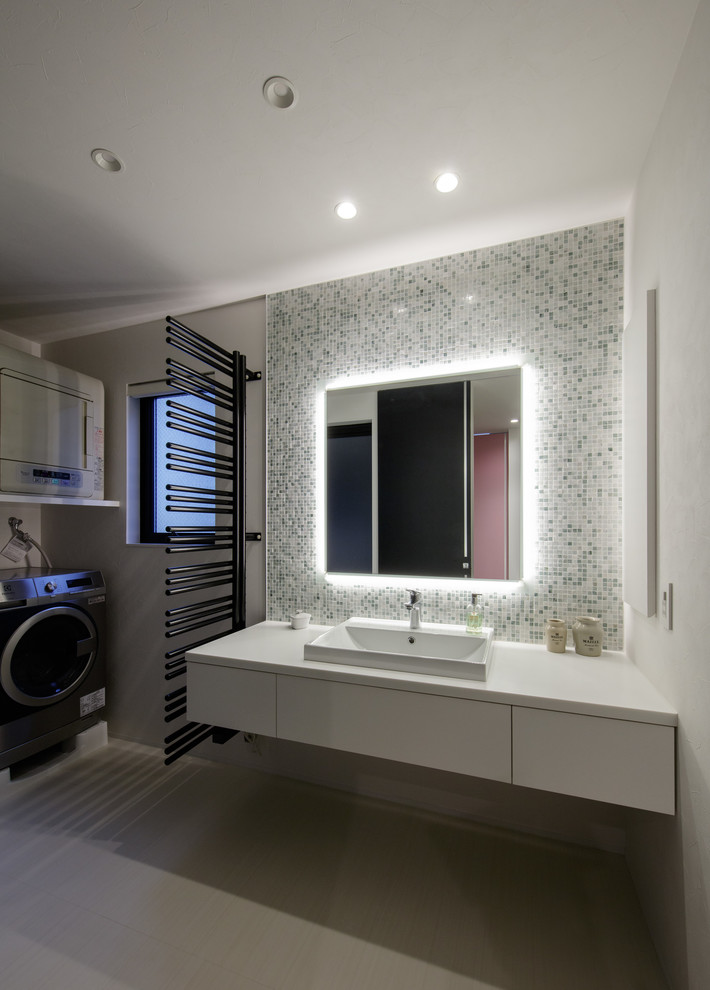 Immagine di una stanza da bagno contemporanea con ante lisce, ante bianche, pareti bianche, lavabo da incasso e pavimento grigio
