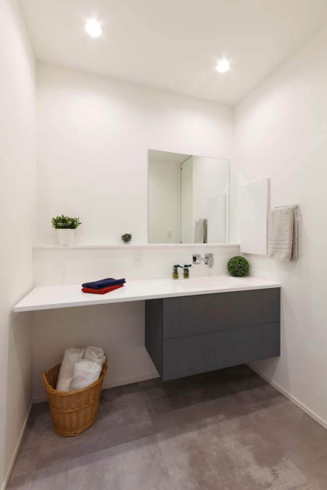 Modernes Badezimmer mit weißer Wandfarbe, eingebautem Waschtisch, Tapetendecke und Tapetenwänden in Sonstige