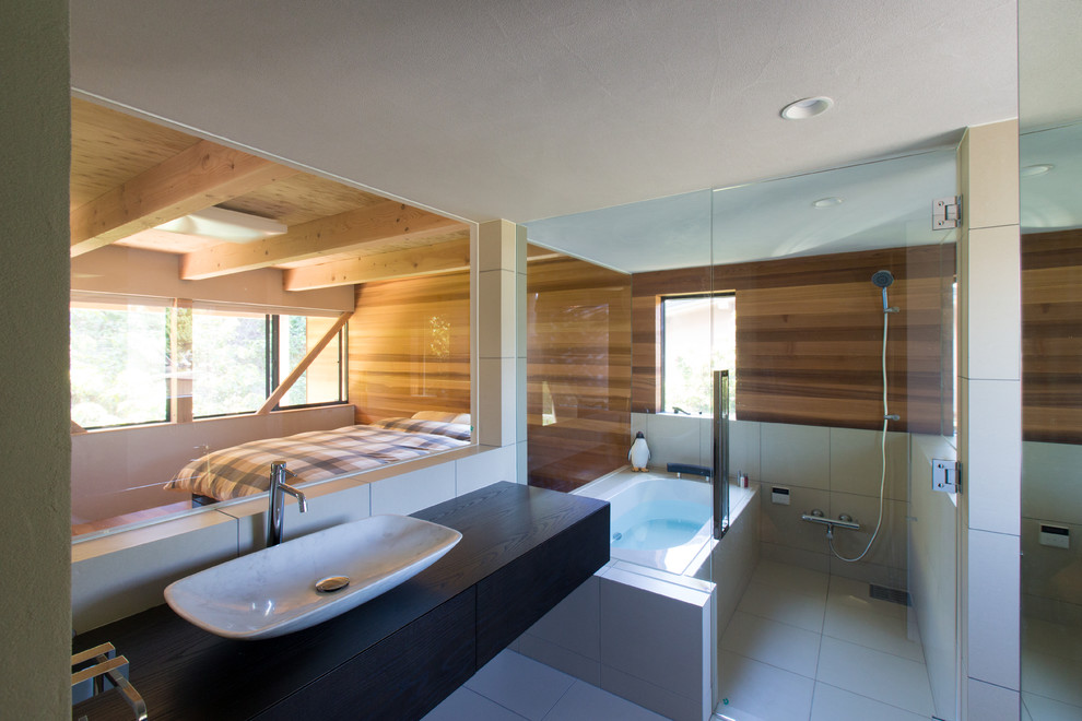 Aménagement d'une salle de bain moderne avec une baignoire d'angle, une douche ouverte, un mur marron, une vasque, un sol blanc et aucune cabine.