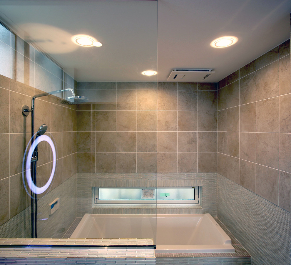Cette photo montre une salle de bain moderne avec une baignoire encastrée, une douche double, un carrelage beige, mosaïque, un mur beige, un sol en carrelage de porcelaine, un sol marron et aucune cabine.