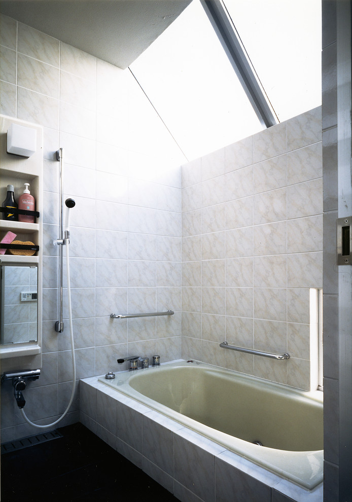 Großes Modernes Badezimmer En Suite mit beiger Wandfarbe, Zementfliesen für Boden und grauem Boden in Tokio
