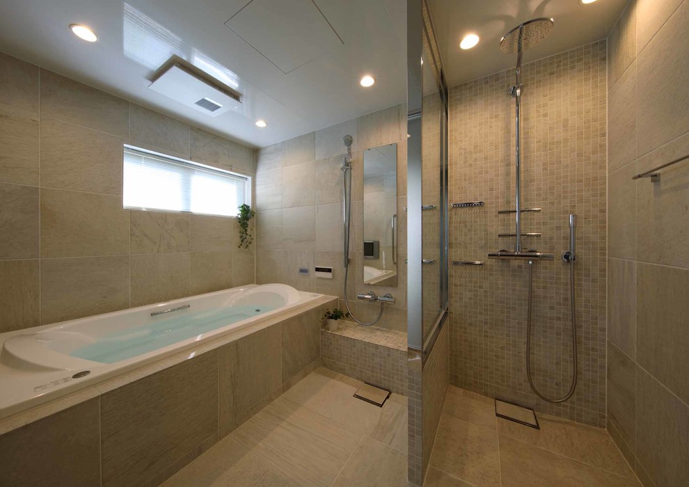 東京23区にあるトラディショナルスタイルのおしゃれな浴室 (アンダーマウント型浴槽、ベージュのタイル、モザイクタイル、ベージュの壁、セラミックタイルの床、ベージュの床) の写真