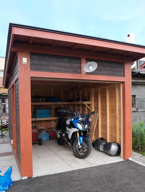 オリジナル木製バイク小屋 - トラディショナル - 物置・庭小屋 - 他の 