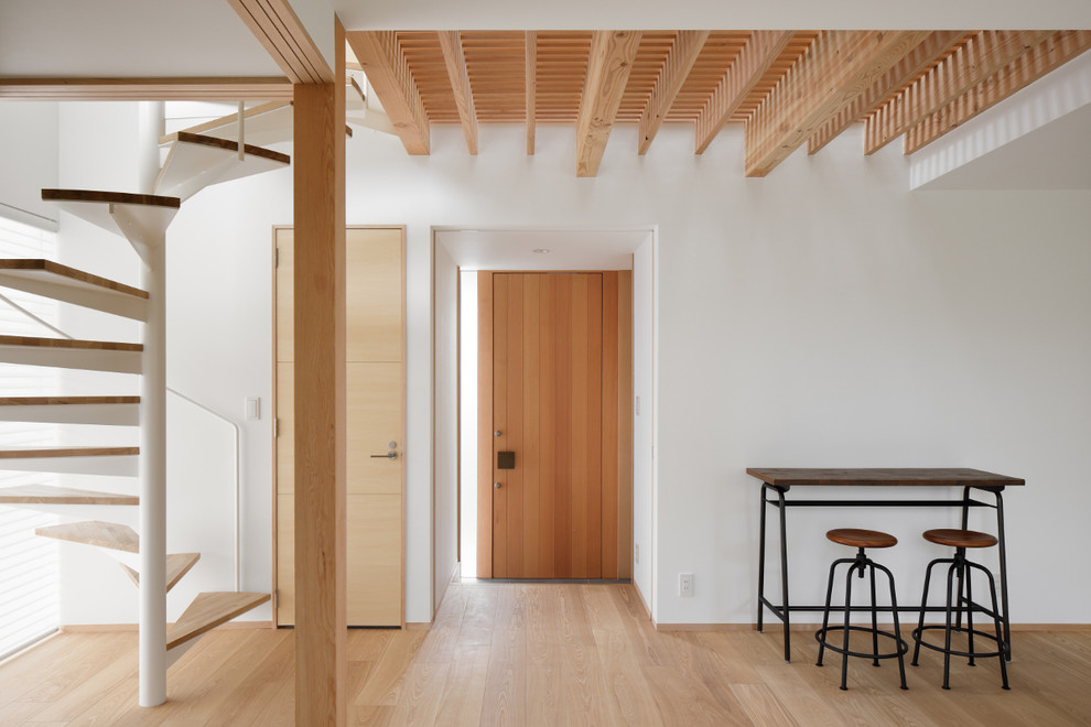 Modelo de distribuidor minimalista con paredes blancas, suelo de madera clara, puerta simple, puerta de madera en tonos medios y suelo beige