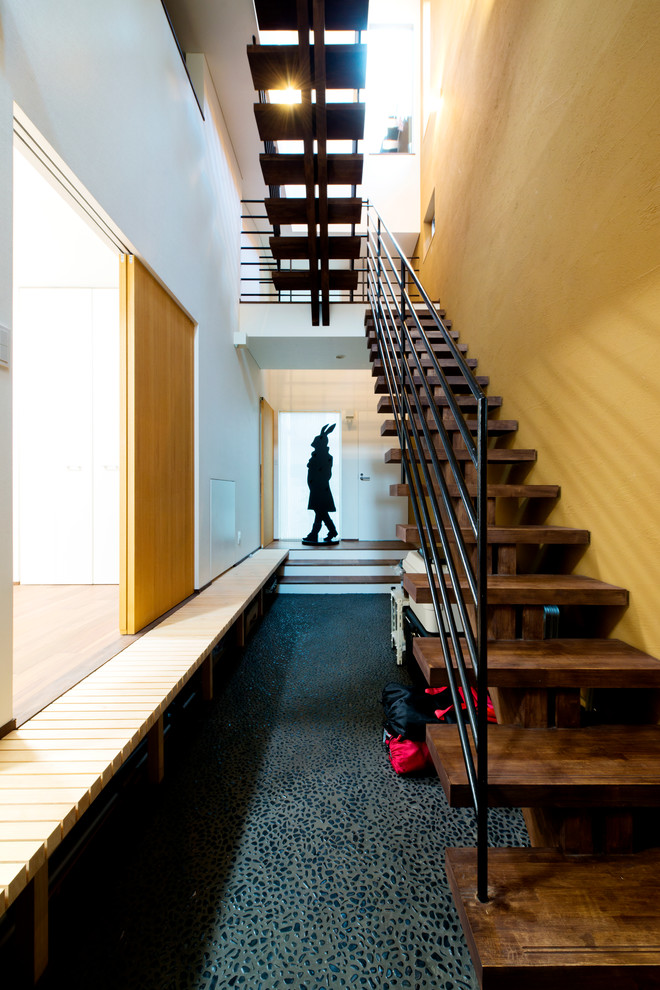 Mittelgroßes Modernes Foyer mit gelber Wandfarbe, Granitboden und grauem Boden in Tokio