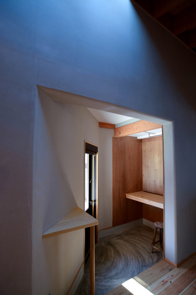 Inspiration för en liten funkis hall, med betonggolv, en enkeldörr, en svart dörr, grå väggar och grått golv