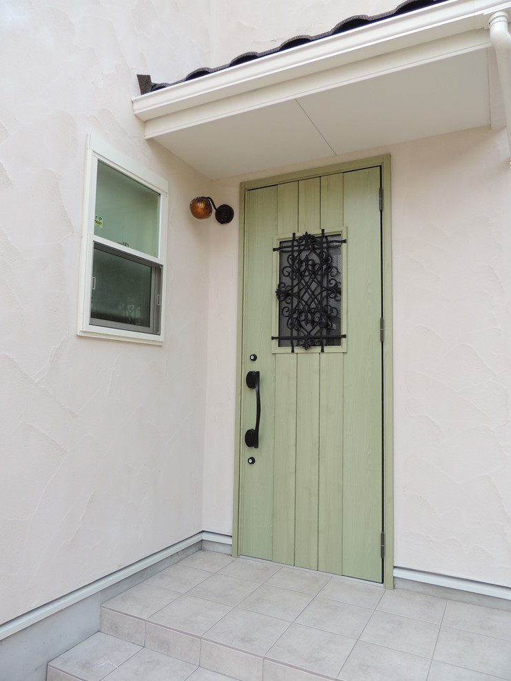 Ejemplo de puerta principal romántica con paredes blancas, suelo de travertino, puerta simple y puerta verde