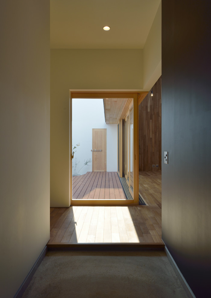 Example of a minimalist entryway design in Tokyo