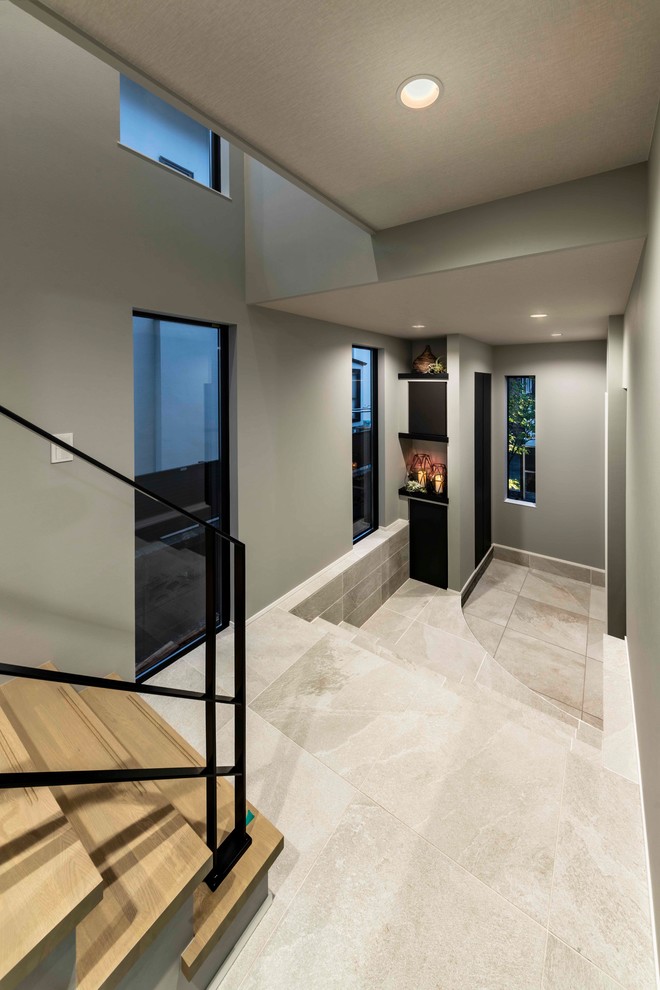 Стильный дизайн: прихожая среднего размера в стиле модернизм с серыми стенами, полом из керамической плитки, двустворчатой входной дверью, черной входной дверью и серым полом - последний тренд