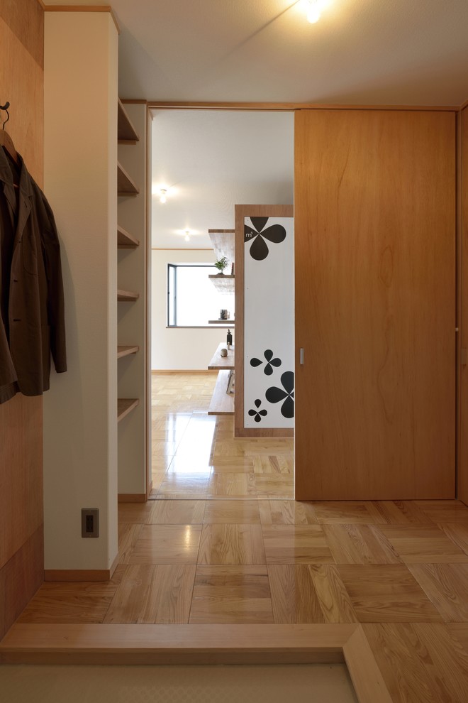 Idee per un corridoio rustico con pavimento in legno massello medio, pareti in legno e pavimento marrone