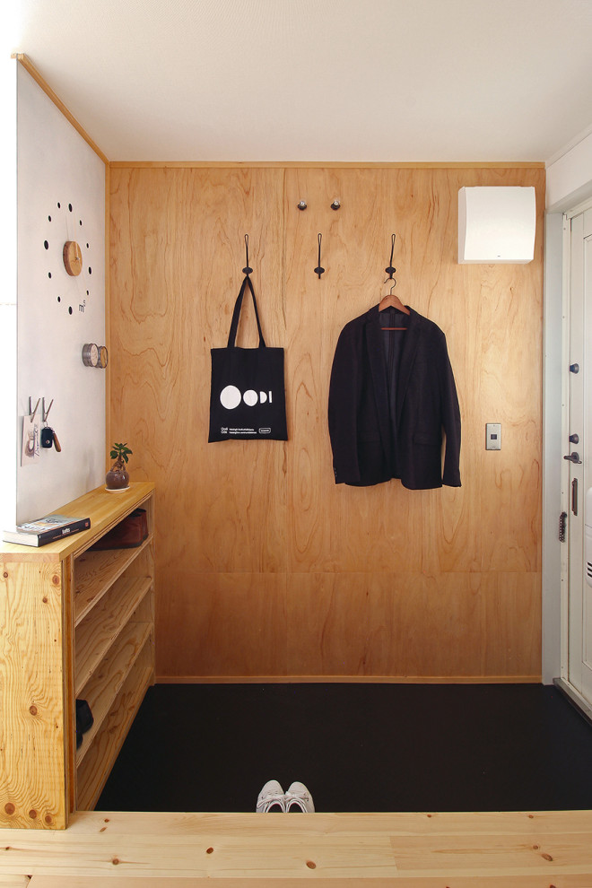 На фото: узкая прихожая в скандинавском стиле с белыми стенами, темным паркетным полом, одностворчатой входной дверью, белой входной дверью, бежевым полом и потолком с обоями