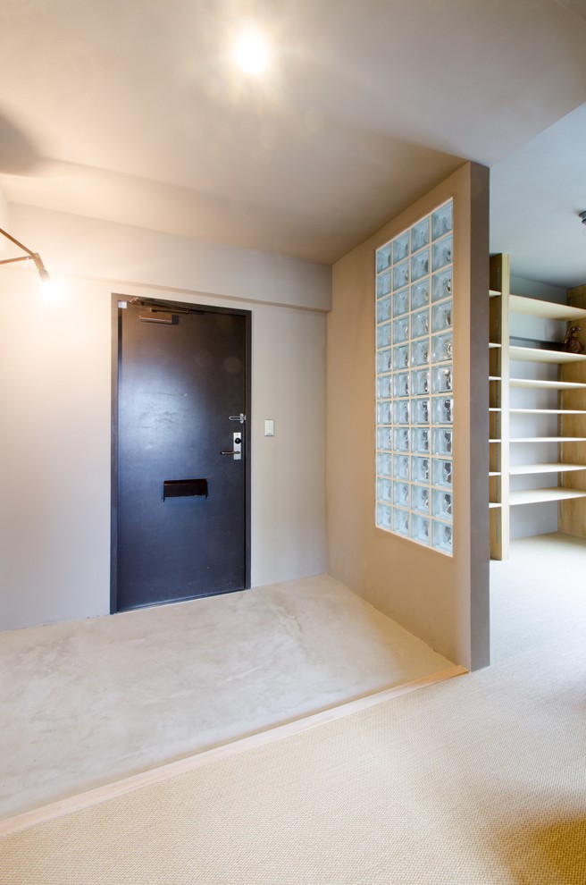 Diseño de vestíbulo de estilo zen de tamaño medio con paredes grises, puerta simple y puerta marrón
