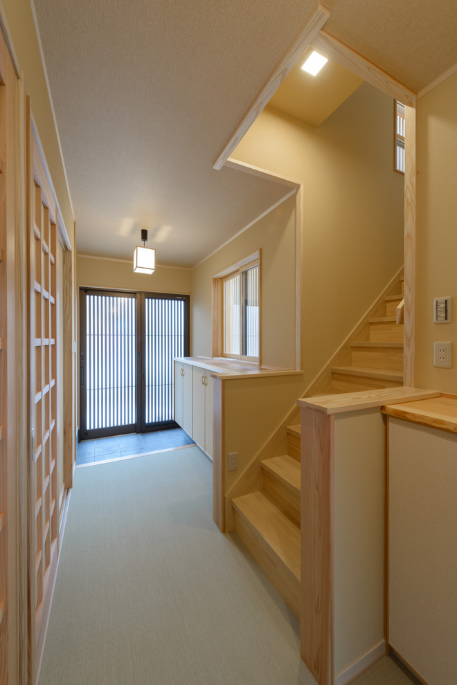 Asiatischer Eingang mit Schiebetür und brauner Haustür in Tokio Peripherie