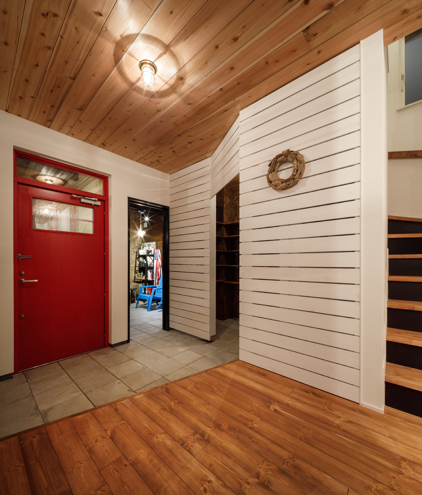他の地域にある小さなミッドセンチュリースタイルのおしゃれな玄関 (コンクリートの床、グレーの床) の写真