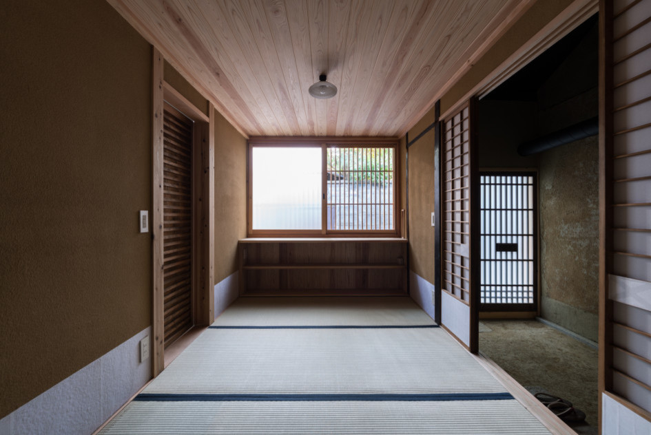 Asiatischer Eingang mit Vestibül, beiger Wandfarbe, Tatami-Boden, hellbrauner Holzhaustür und Einzeltür in Kyoto