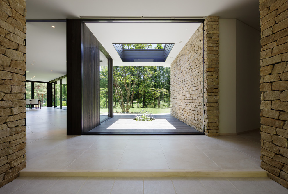 Пример оригинального дизайна: узкая прихожая в стиле модернизм с коричневыми стенами и полом из керамической плитки