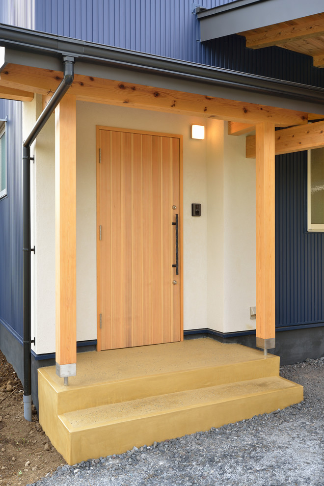 Стильный дизайн: маленькая входная дверь в восточном стиле с раздвижной входной дверью для на участке и в саду - последний тренд