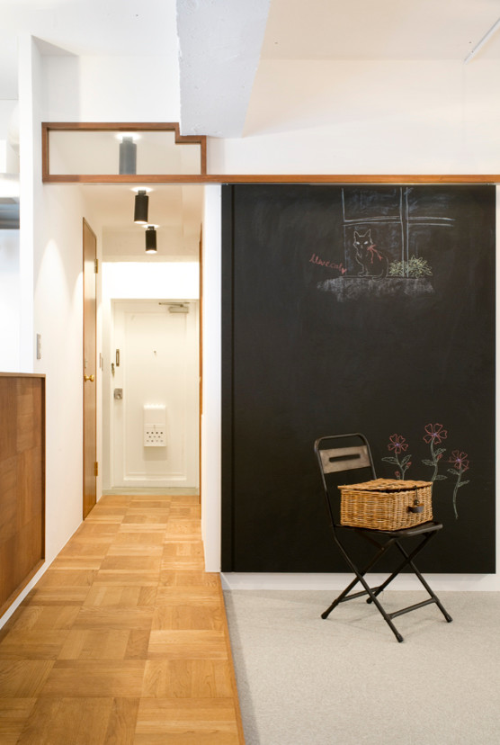 Modelo de hall retro pequeño con paredes blancas, suelo de madera en tonos medios, puerta simple y puerta blanca