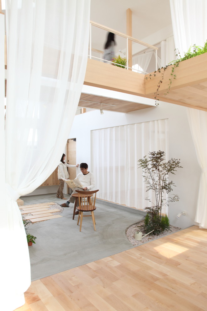 Idéer för en mellanstor minimalistisk farstu, med vita väggar, ljust trägolv, en enkeldörr, ljus trädörr och beiget golv