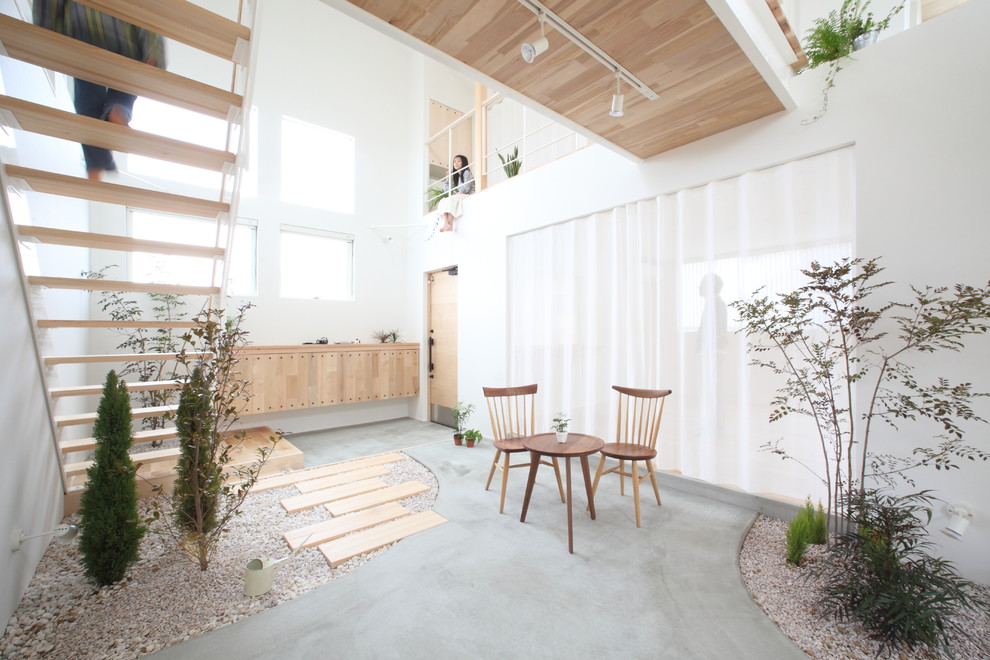 Imagen de vestíbulo de estilo zen de tamaño medio con paredes blancas, suelo de madera clara, puerta simple, puerta de madera clara y suelo beige
