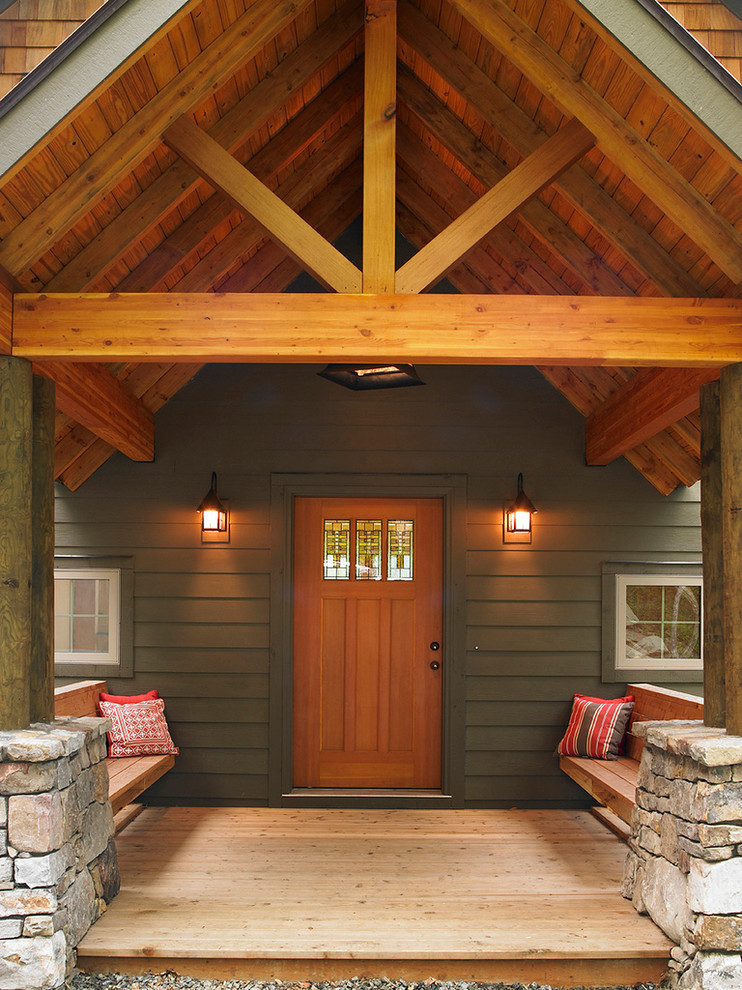 Ejemplo de puerta principal de estilo americano con paredes grises, suelo de madera clara, puerta simple y puerta de madera en tonos medios